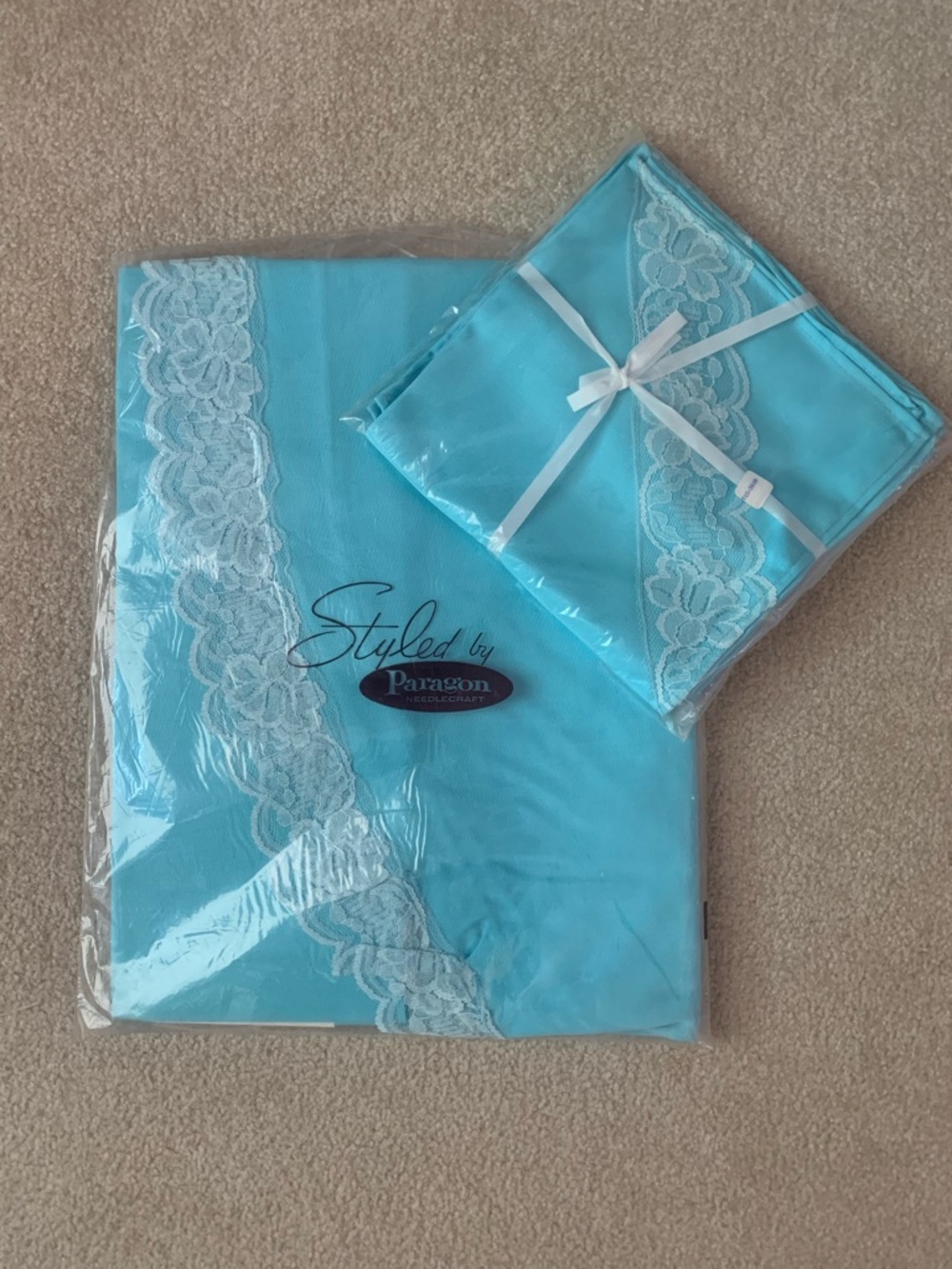 New Vintage Paragon Needlecraft Tablecloth & Placemat Set 64" Round Aqua Blue